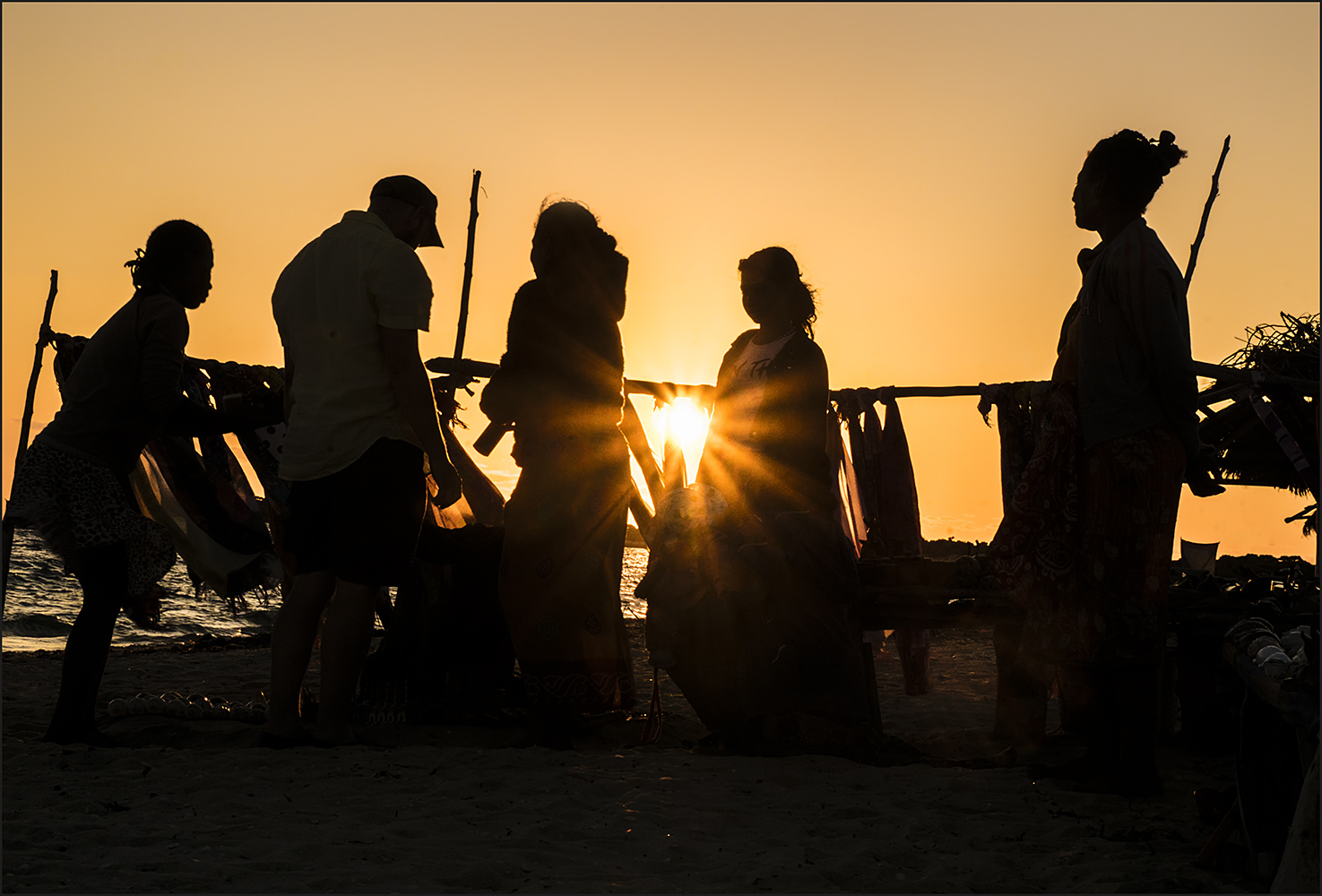 Handel am Strand, spätabends