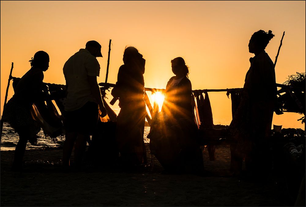 Handel am Strand, spätabends