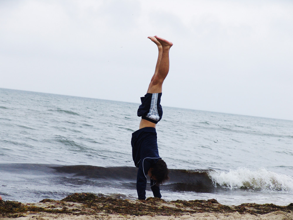 Handstand am Strand