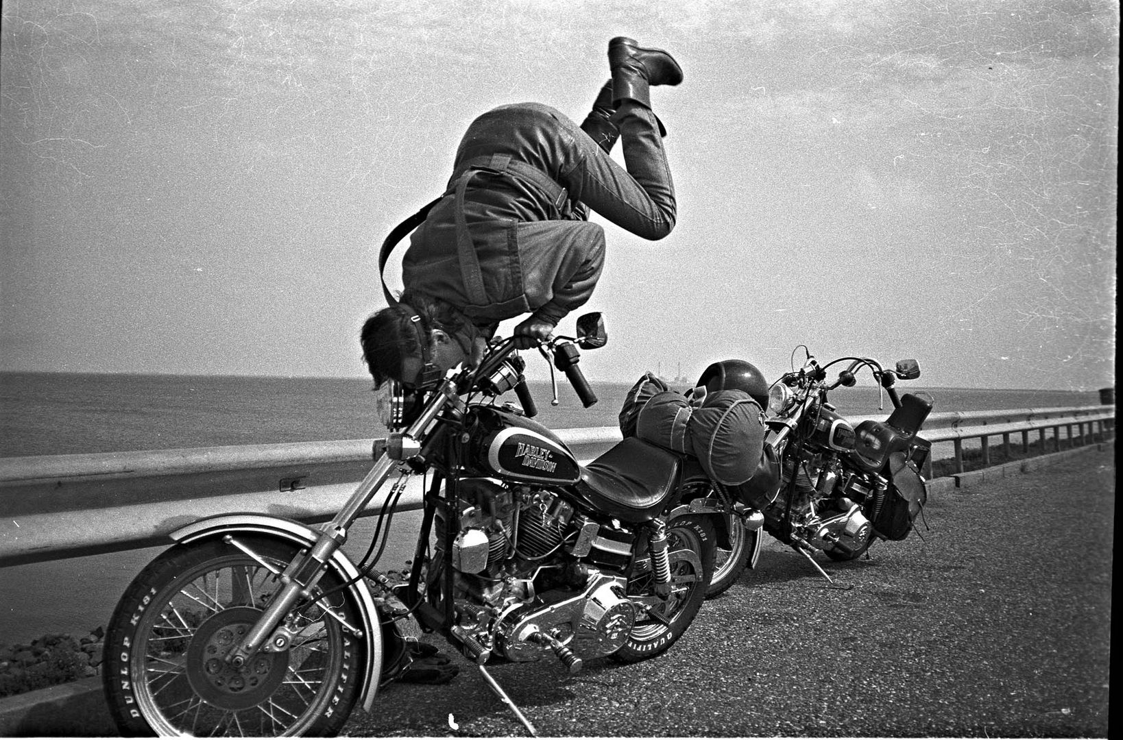 Handstand auf der Harley-Davidson, 1986 analog