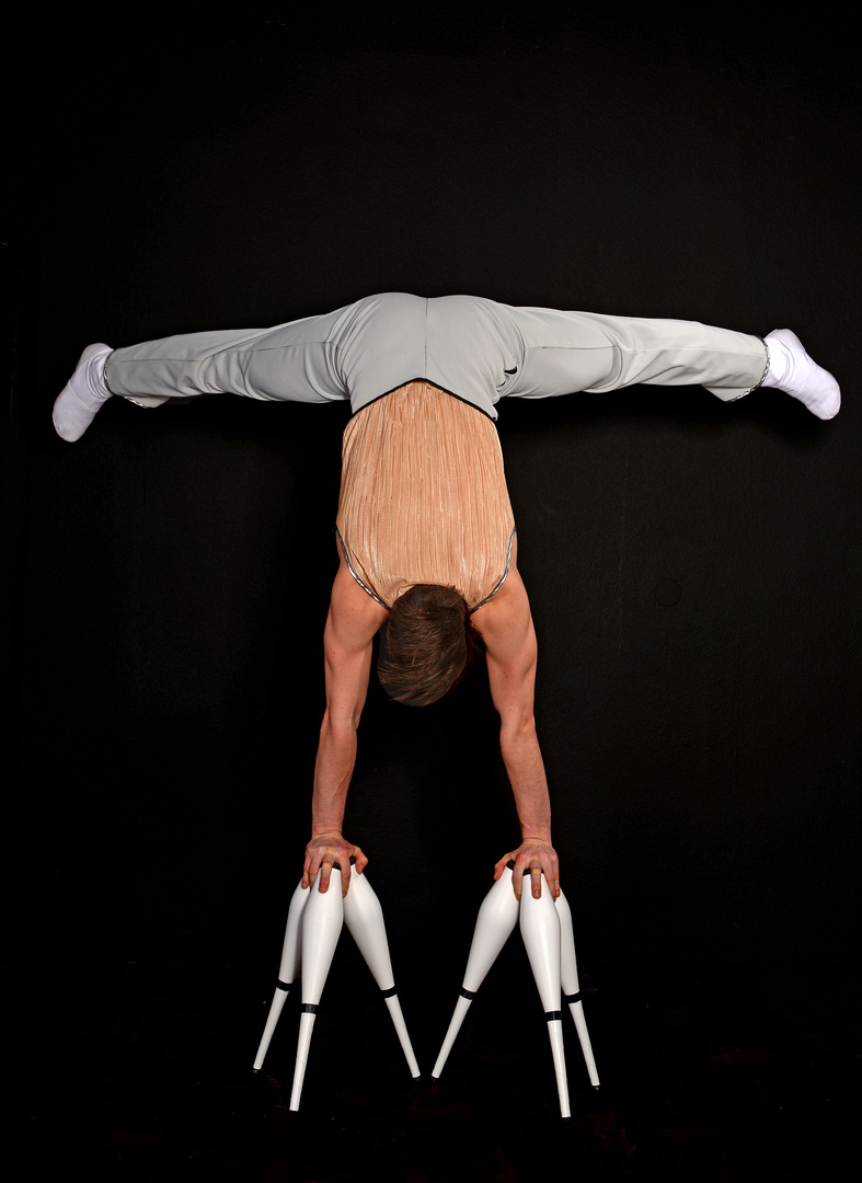 Handstand auf sechs Keulen