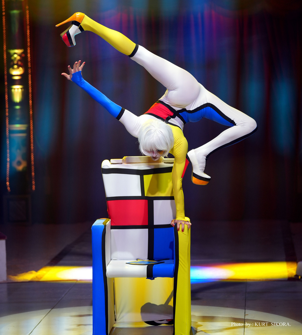 Handstand im MONDRIAN Stil