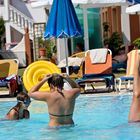 Handstand im Pool