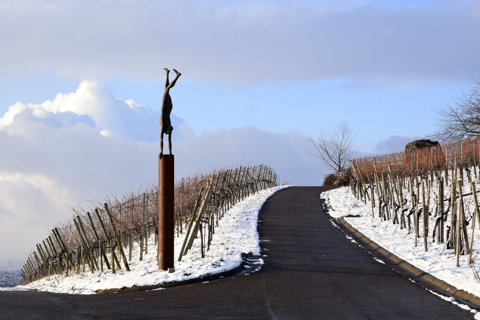 Handstand im Schnee