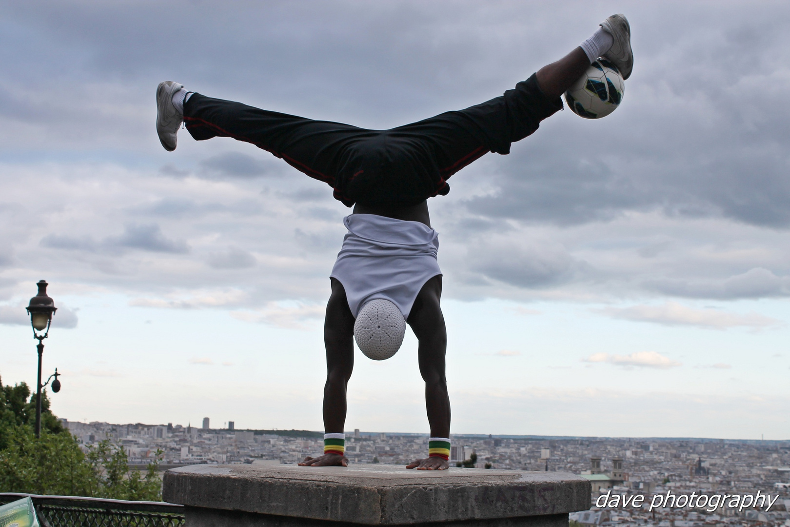 Handstand mit Ball am Fuss