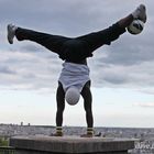 Handstand mit Ball am Fuss