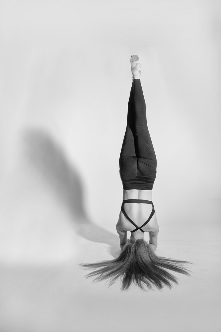 Handstand mit Schatten sw