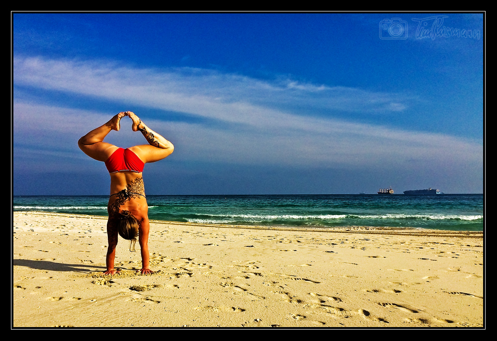 handstand @the beach