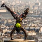 Handstand über Paris