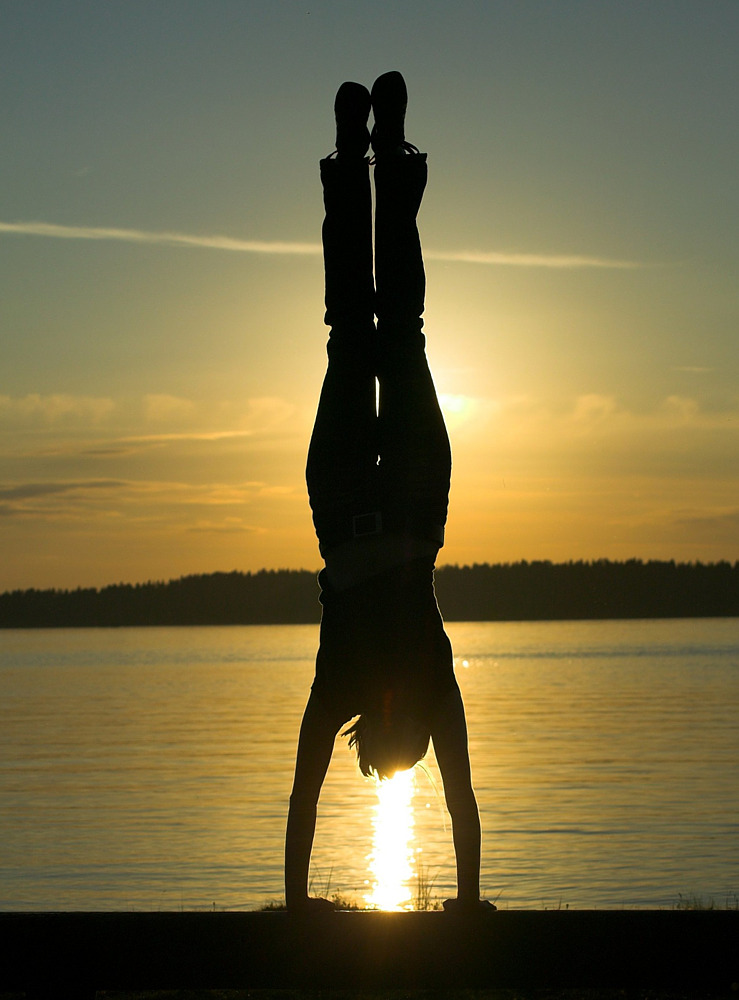 Handstand vor der untergehenden Sonne