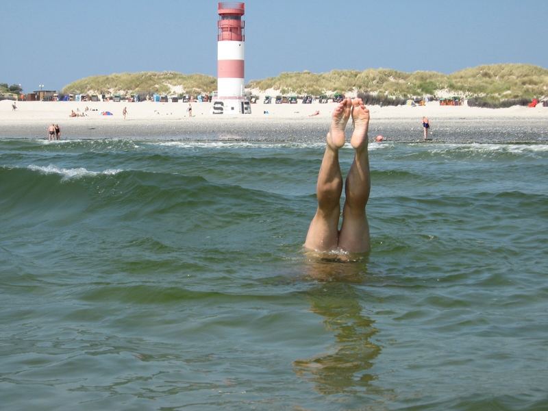 Handstand vor Düne Helgoland