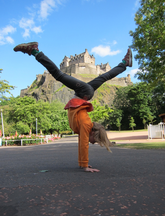 Handstand vor Edinburgh Castle