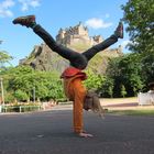 Handstand vor Edinburgh Castle