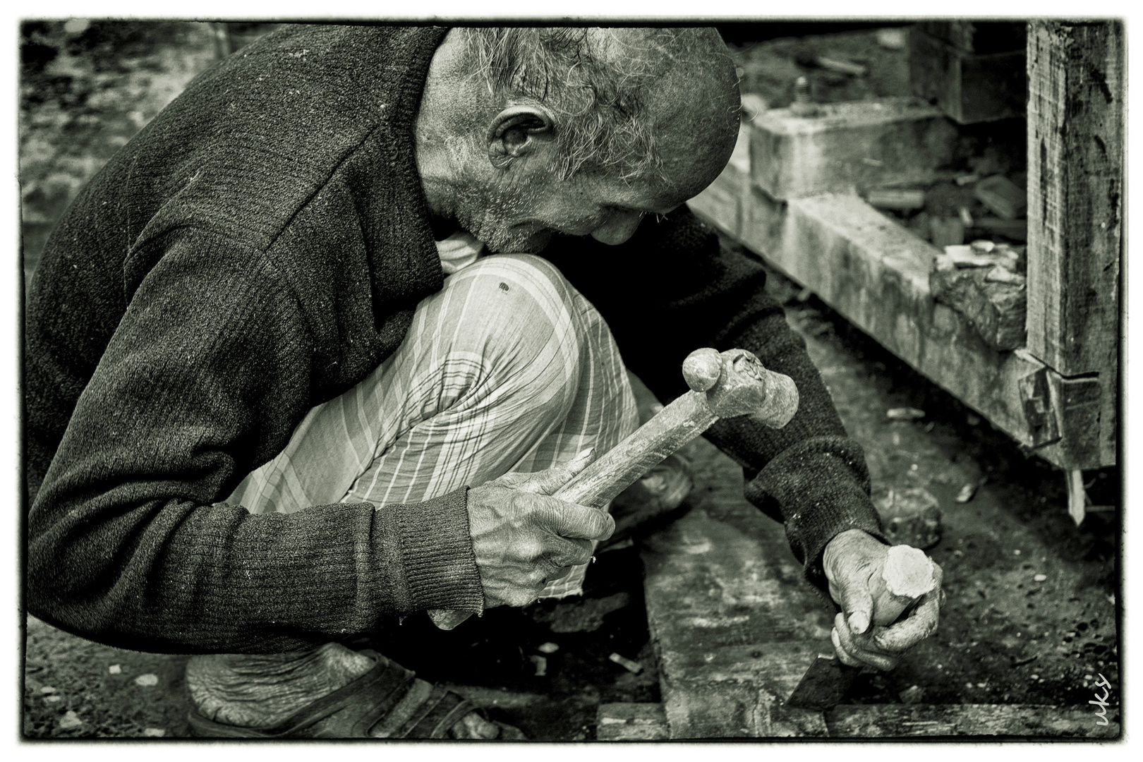 Handwerker am Straßenrand (oder: der Hammer)  