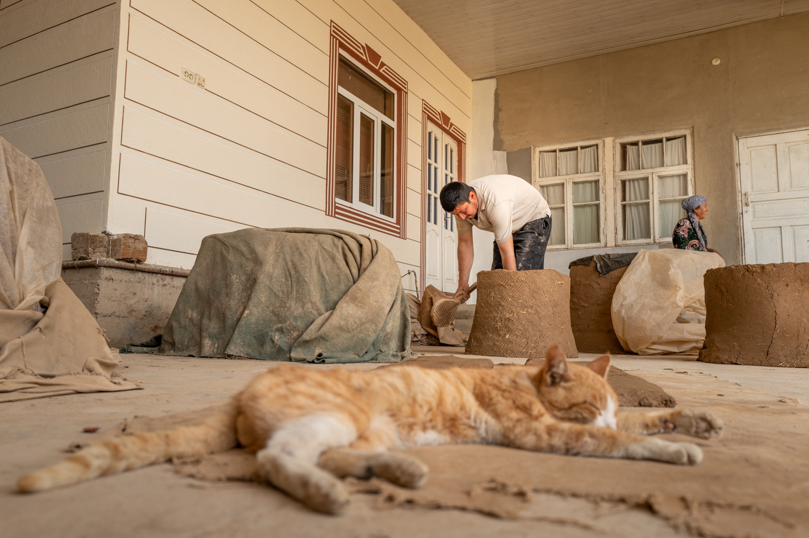 Handwerker bei der Herstellung von Tonöfen nahe Buchara in Uzbekistan