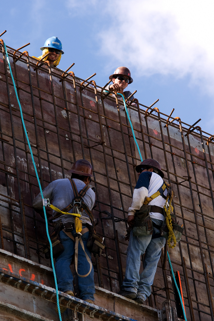 Handwerker haben Spass bei der Arbeit