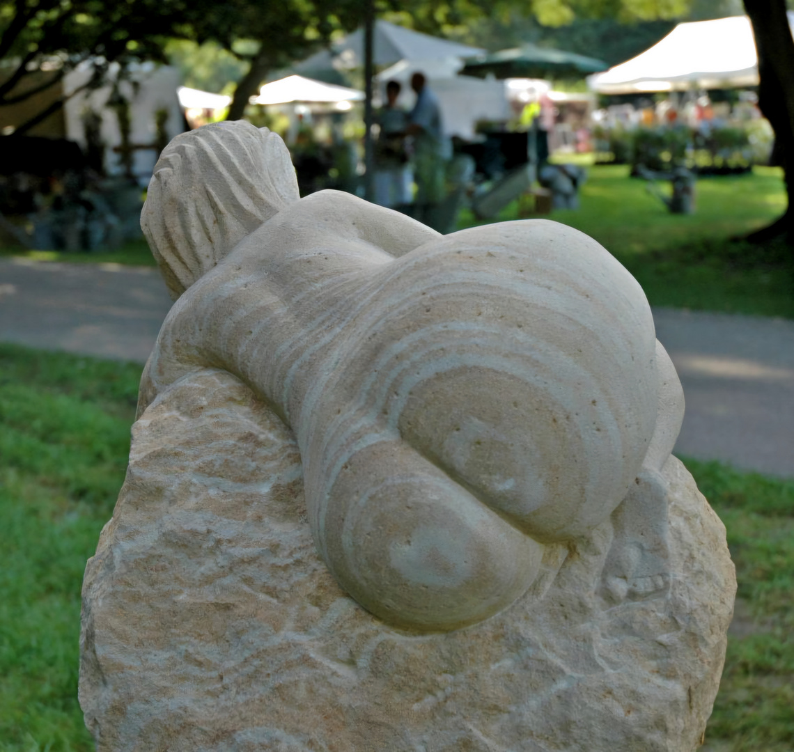 Handwerkliche Kunst mit üppigen Formen und natürliche Strukturen im Naturstein