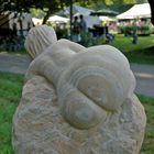 Handwerkliche Kunst mit üppigen Formen und natürliche Strukturen im Naturstein