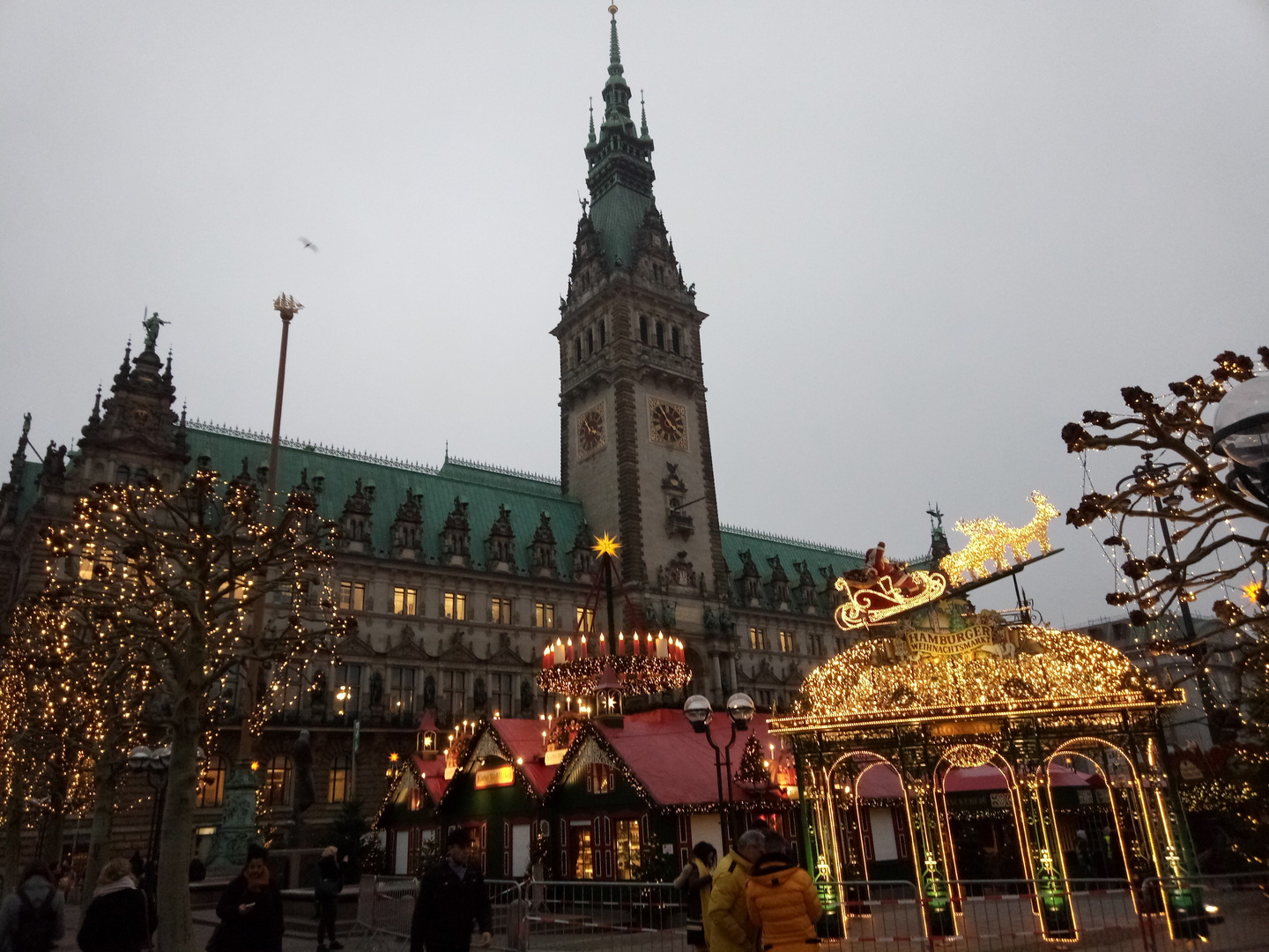 Handyfoto Hamburg--Aufbau Weihnachtsmarkt vor dem Rathaus