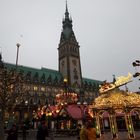 Handyfoto Hamburg--Aufbau Weihnachtsmarkt vor dem Rathaus