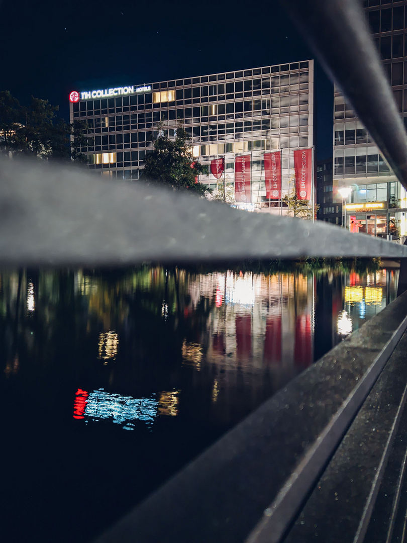 Handyfoto Mediapark bei Nacht