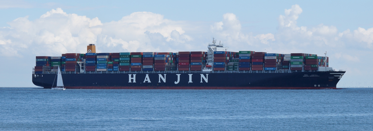 Hanjin Green Earth kommt die Elbe reingefahren.