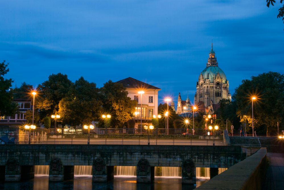 Hannover am Leineufer bei Nacht