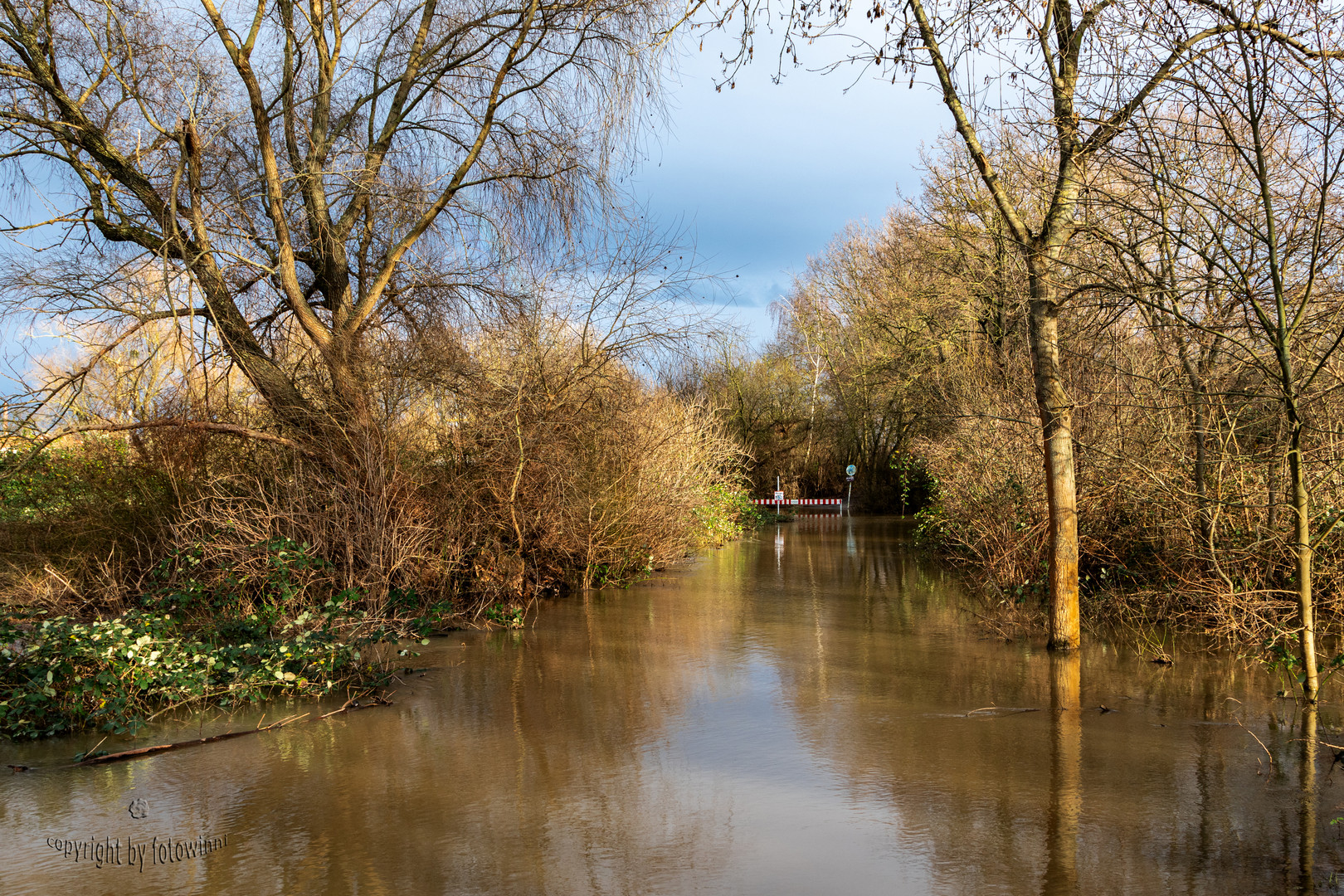 Hannover - Fuß - u. Radweg zur Leinebrücke bei Hochwasser