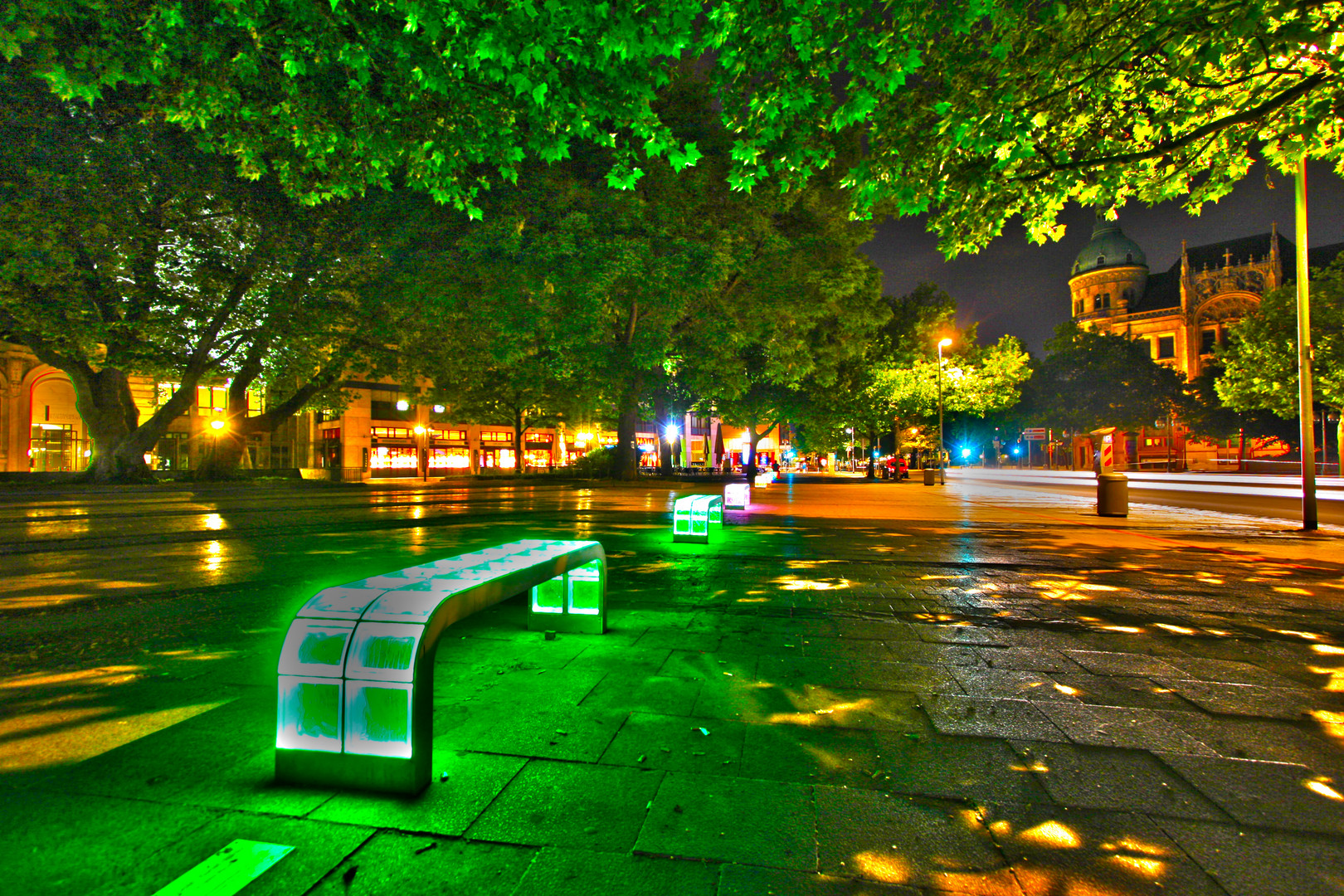 hannover-innenstadt-gegenueber-vom-opernplatz-leuchtbaenke-ef7670bb-84aa-4ed6-85b1-ae0d7c6726ee.jpg?height=1080