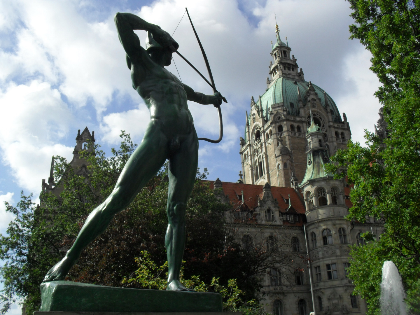 Hannover, Trammplatz, Bogenschütze vorm Neuen Rathaus