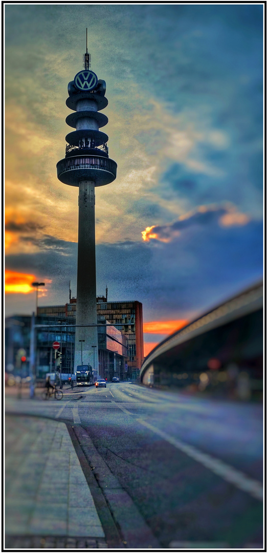 Hannovers alter Fernsehturm in der Abenddämmerung