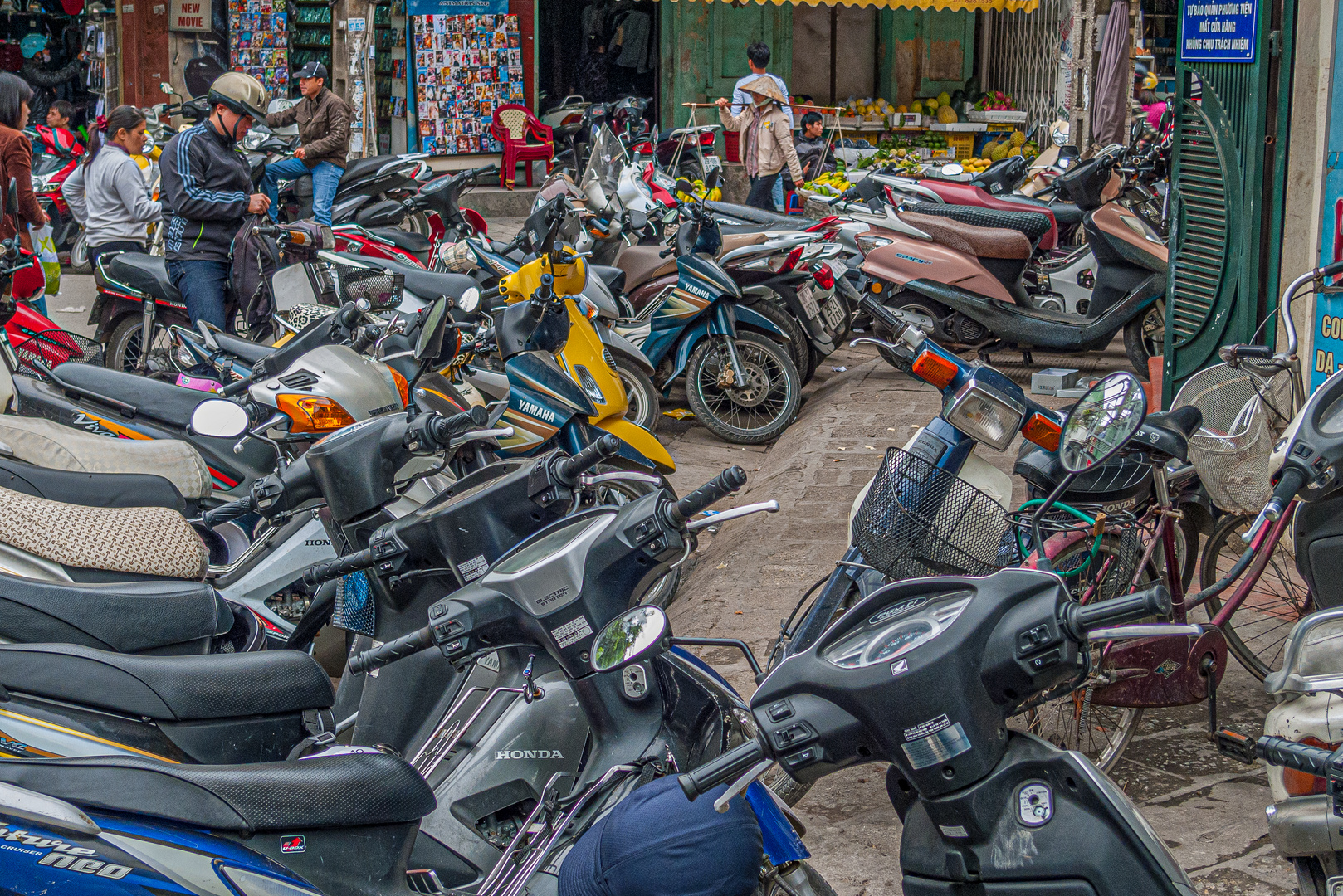 Hanoi - an der Straße parken