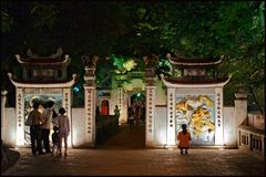 Hanoi at night- Tempel am Kiemsee