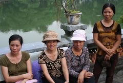Hanoi - Frauenrunde im Park des Jadebergtempels