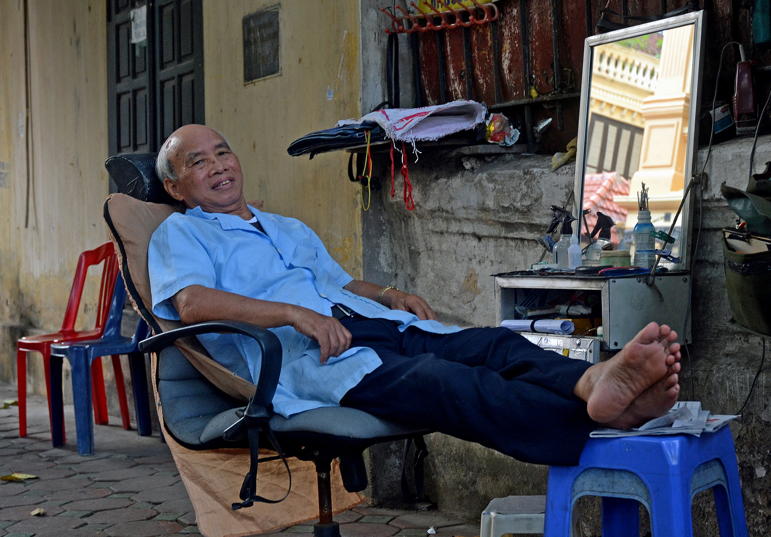Hanoi - Street hair stylist on break