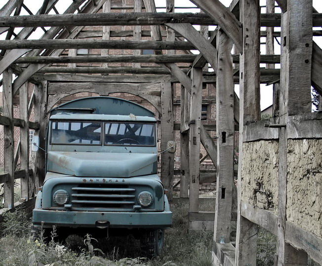 Hanomag in offenem Carport