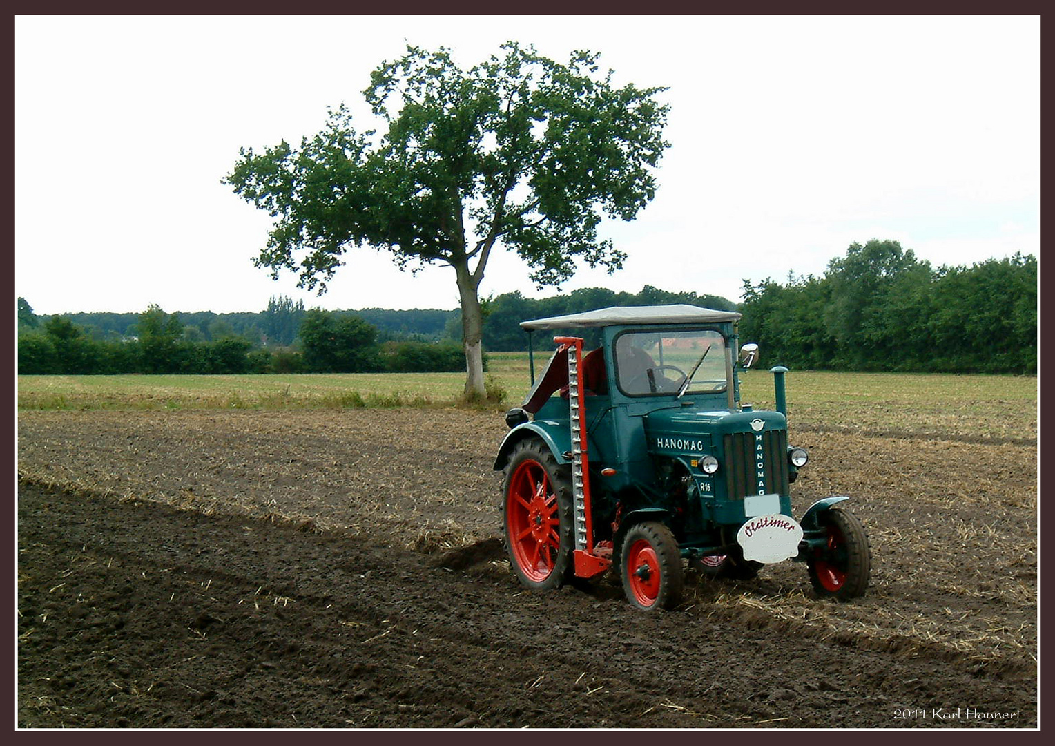 Hanomag R 16 am Pflügen