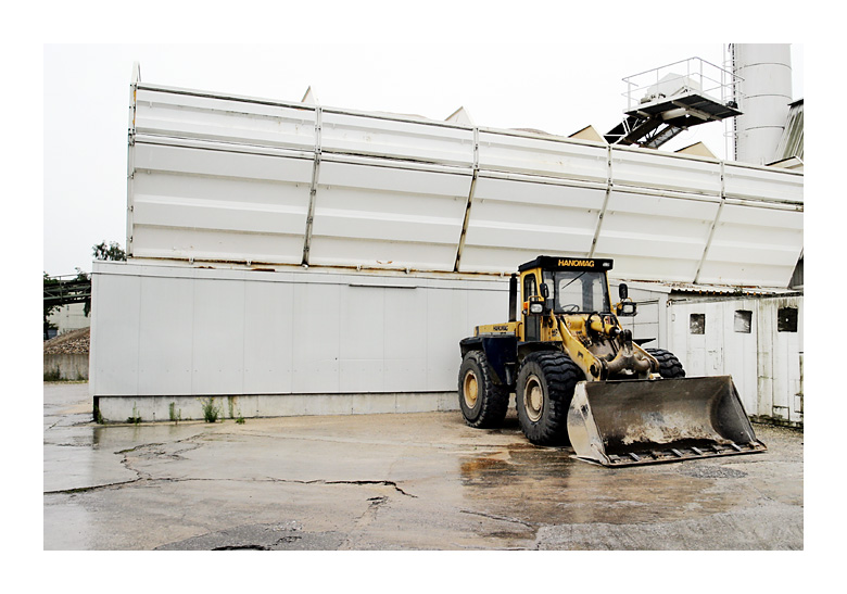 hanomag-radlader vor betonwerk