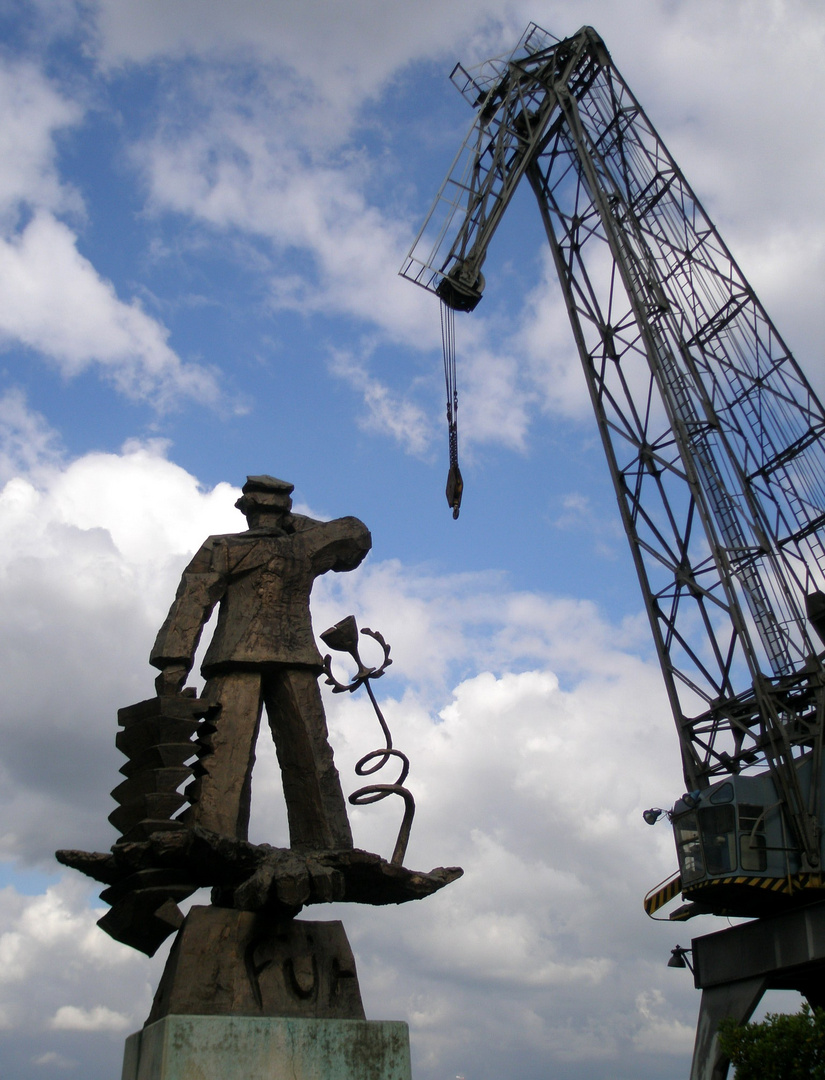 Hans Albers Skulptur im Medienhafen