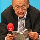 Hans Dietrich Genscher schmökert im Buch "Genscher / Diagnose: Schlitzohr mit Herz"