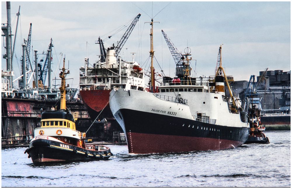 Hans und Julius machen einen Zug durch den  Hafen !