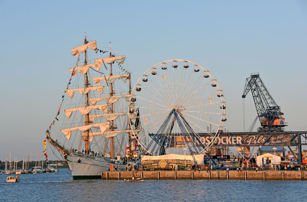 Hanse Sail 2019 am Abend im Rostocker Stadthafen