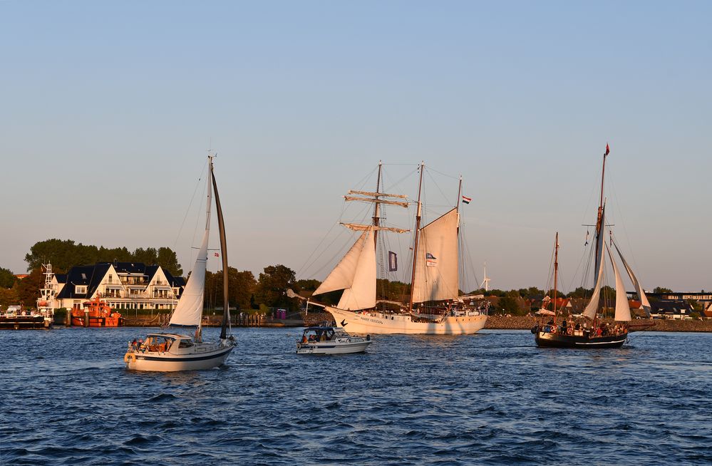 Hanse Sail 2022 am Abend auf der Warnow