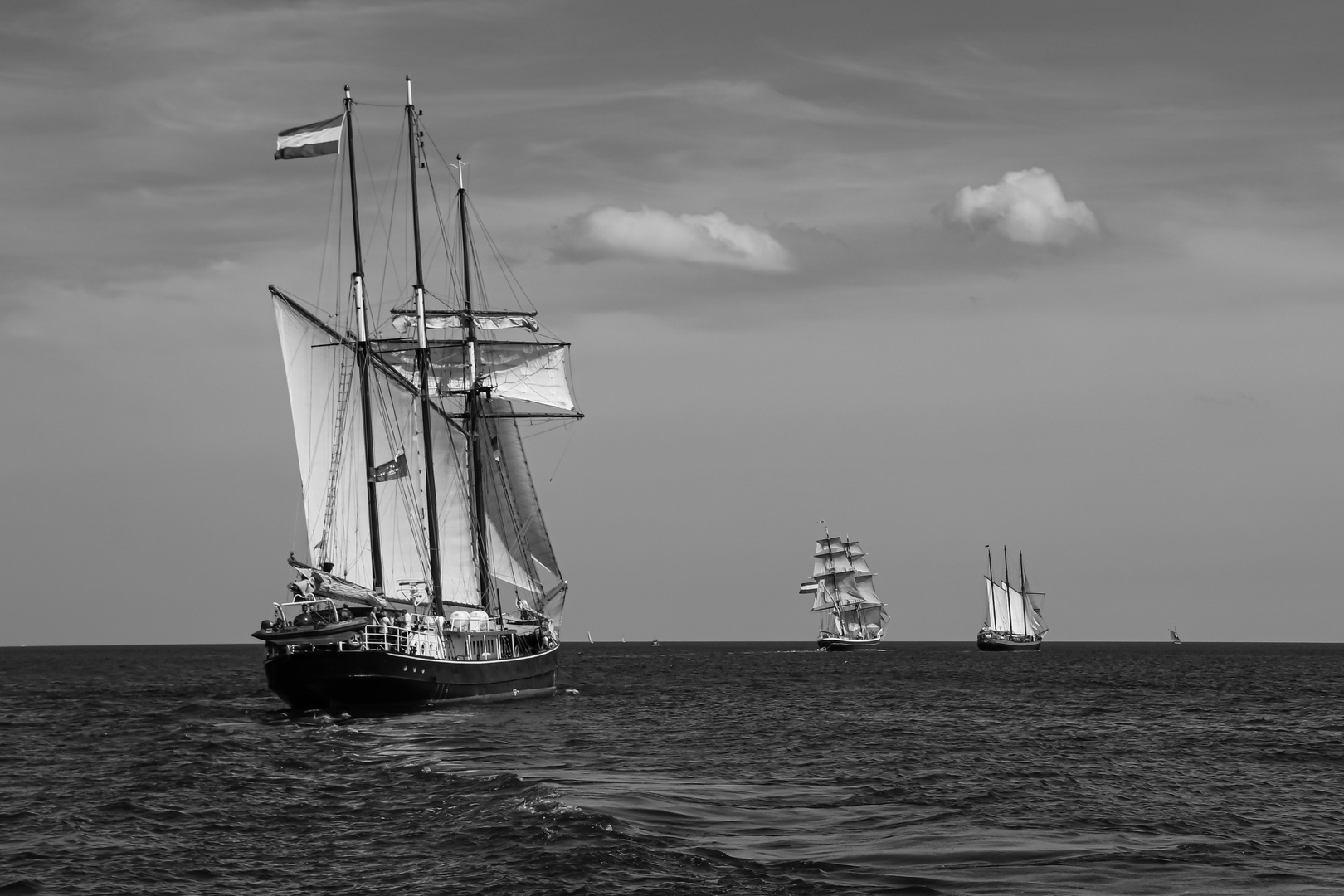 Hanse-Sail -Ausfahrt vor Warnemünde auf offener See