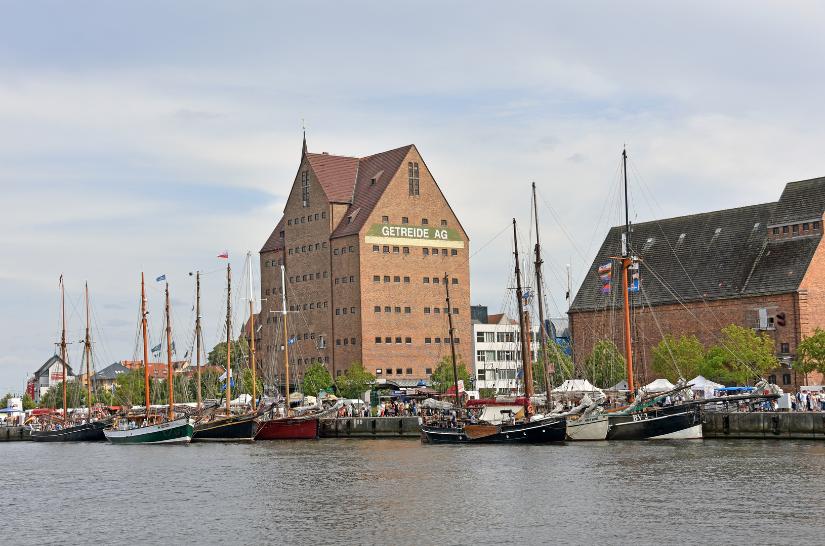 Hanse Sail-Flair im Rostocker Stadthafen