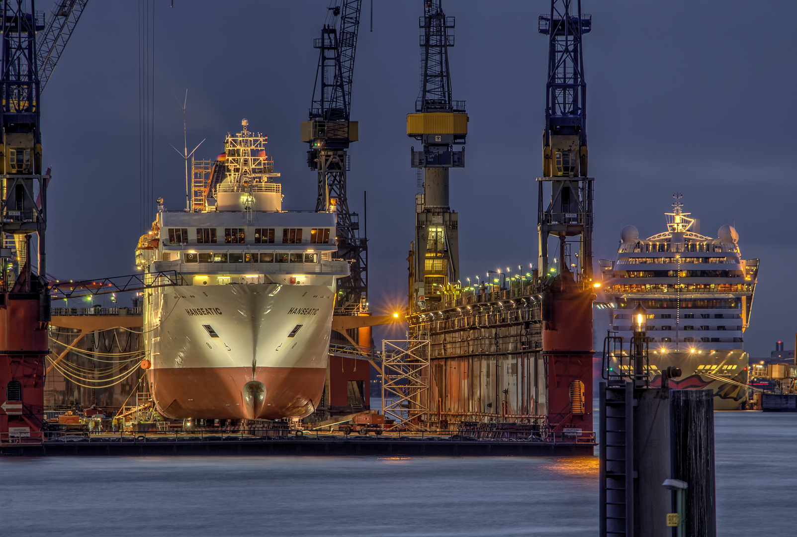 HANSEATIC im Dock 