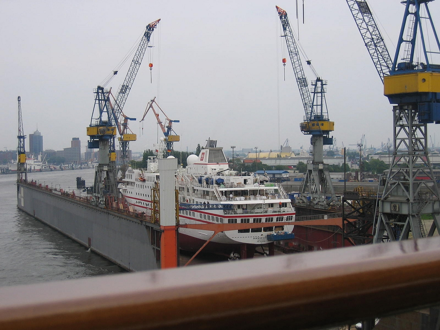 Hanseatic liegt in der Werft in Hamburg 2007