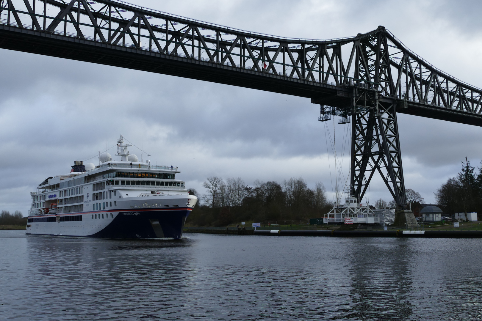 HANSEATIC SPIRIT mit Schwebefähre