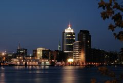 Hanseatic Trade Center am Abend