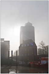 Hanseatic-Trade-Center im Morgennebel